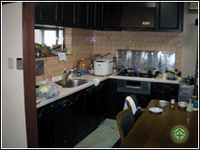 狭く煩雑だった台所を、完全に作り替え、すっきりしたシステムキッチンにいたしました。