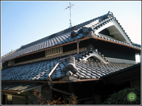古くなった屋根瓦を交換いたしました。屋根組の補強も行いました。